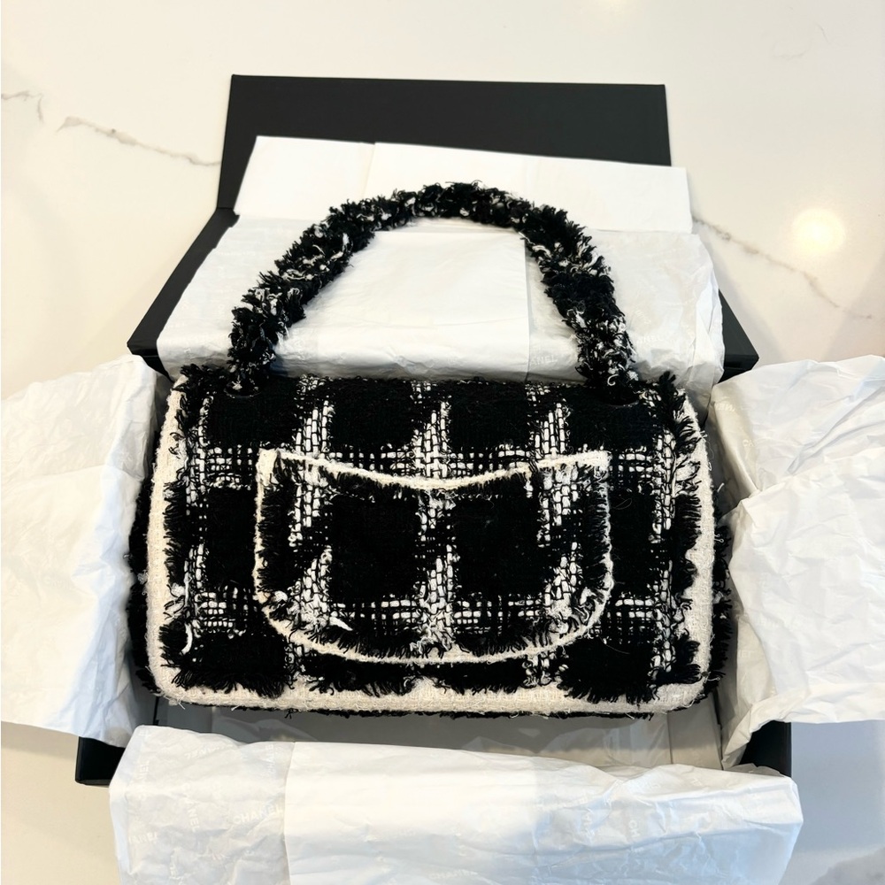 Like New Chanel Medium Classic Flap in Tweed - Picture 2 of 11